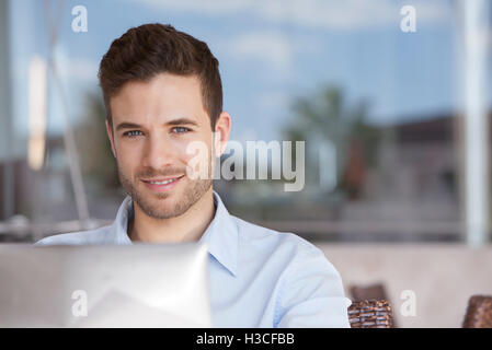 Geschäftsmann mit Laptop-computer Stockfoto