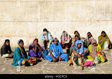 JUNAGADH, GUJARAT, Indien - Januar 18: Gruppe von indischen Pilgern ruht auf der Durchreise nach der Tempelanlage auf dem Heiligen Girnar Stockfoto