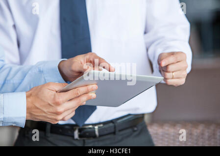 Geschäftsleute, die mit digital-Tablette Stockfoto