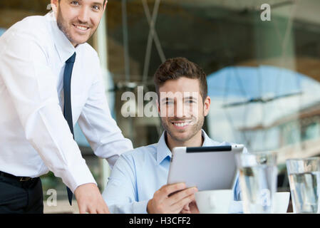 Business Partner arbeiten gemeinsam an digital-Tablette Stockfoto
