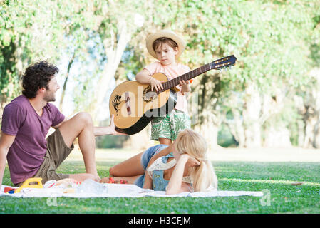 Familie genießen Qualität Zeit zusammen Picknicken im park Stockfoto