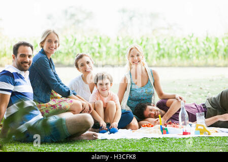 Freunde, Picknick im park Stockfoto