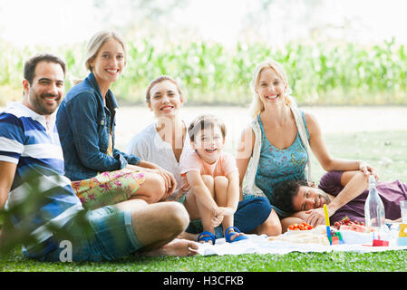 Freunde, Picknick im park Stockfoto