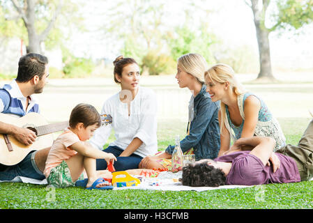 Freunde, Picknick im park Stockfoto