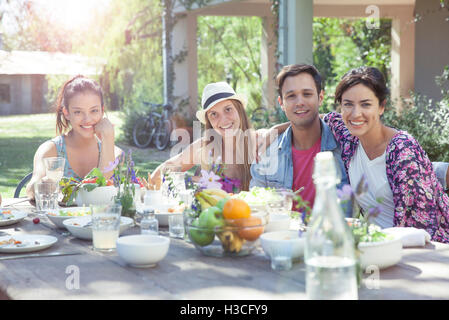 Freunde, die zusammen essen, portrait Stockfoto