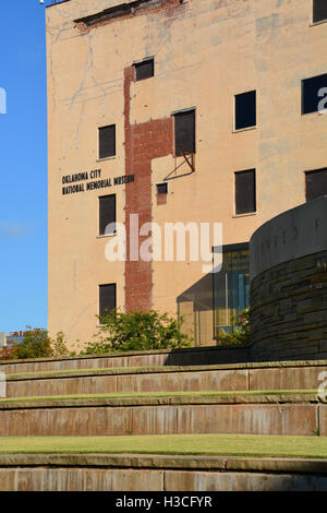 Das Exterieur des das Oklahoma City National Memorial Museum, mit Blick auf das national Memorial, wo das Murrah Gebäude stand. Stockfoto