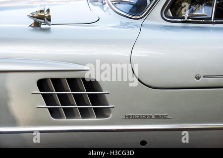 1955 Mercedes-Benz 300 SL Flügeltürer Seite Abstract im Bicester Heritage Center. Oxfordshire, England Stockfoto