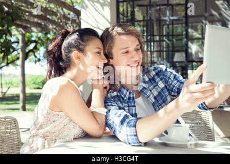 Junges Paar nehmen Selfie mit digital-Tablette Stockfoto