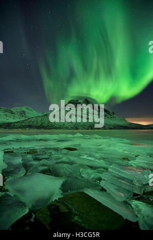 Die Aurora Borealis über Skoddebergvatnet See in Nord-Norwegen im Winter. Stockfoto