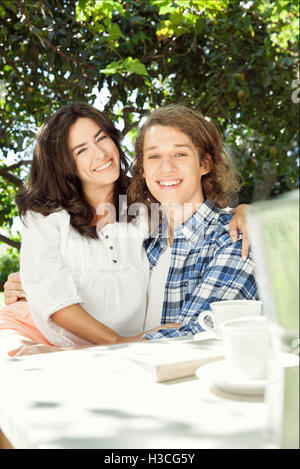 Junges Paar am Frühstückstisch im freien Stockfoto
