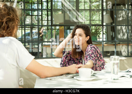 Junges Paar genießen das Frühstück im freien Stockfoto