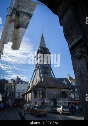 Hölzerner Glockenturm von der nahe gelegenen Kirche St. Catherine in Honfleur, Normandie, Frankreich. Stockfoto