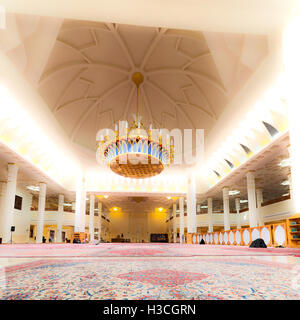 Unschärfe im Iran in der alten antiken Moschee mit Glas und spiegeln traditionelle Islam Architektur Stockfoto