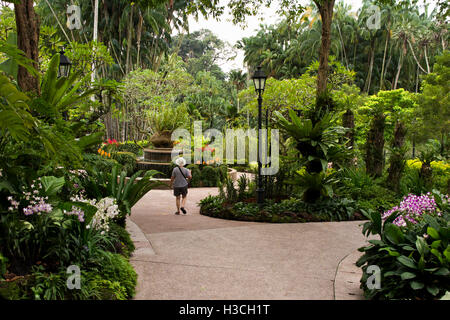 Singapur, botanischen Gärten, Besucher zu Fuß durch National Orchid Garden Stockfoto