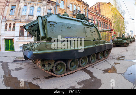 152-mm-Panzerhaubitze 2 s 19 "Msta - S", mod.1989 abgestellt auf die Stadtstraße Stockfoto