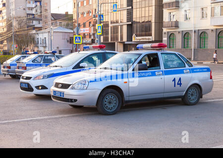 Russische Polizei Streifenwagen der staatlichen Inspektion der Auto parkte auf der Stadtstraße Stockfoto