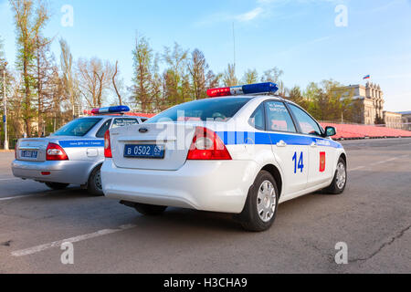 Russische Polizei Streifenwagen der staatlichen Inspektion der Auto parkte auf der Stadtstraße Stockfoto