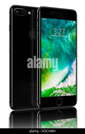 3D-Rendering des Jet Black iPhone 7 Plus auf schwarzem Hintergrund. Geräte, die Anwendungen auf dem home-Bildschirm anzeigen. Stockfoto
