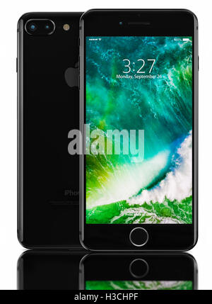 3D-Rendering des Jet Black iPhone 7 Plus auf schwarzem Hintergrund. Geräte, die Anwendungen auf dem home-Bildschirm anzeigen. Stockfoto