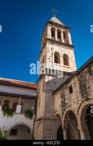 Die Abtei bell Tower und Innenhof, Krka-Kloster, Krka Nationalpark, Dalmatien, Kroatien Stockfoto