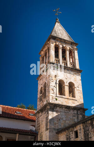 Die Abtei bell Tower und Innenhof, Krka-Kloster, Krka Nationalpark, Dalmatien, Kroatien Stockfoto