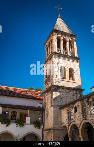 Die Abtei bell Tower und Innenhof, Krka-Kloster, Krka Nationalpark, Dalmatien, Kroatien Stockfoto