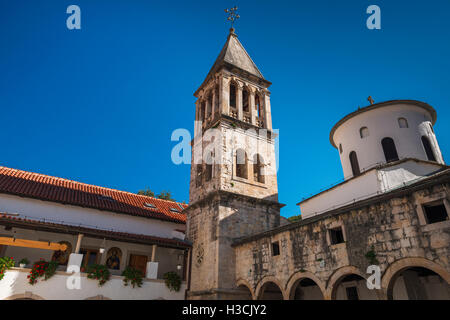 Die Abtei bell Tower und Innenhof, Krka-Kloster, Krka Nationalpark, Dalmatien, Kroatien Stockfoto