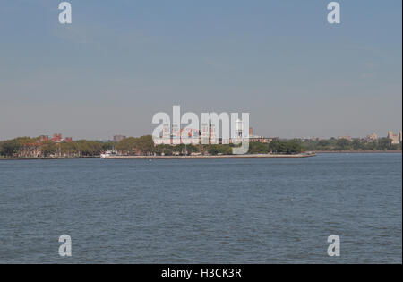 Ellis Island in der Upper New York Bay von der Staten Island Fähre, New York, Vereinigte Staaten von Amerika aus gesehen. Stockfoto
