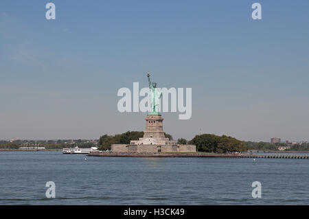 Die Statue of Liberty in der Upper New York Bay von der Staten Island Fähre, New York, Vereinigte Staaten von Amerika aus gesehen. Stockfoto