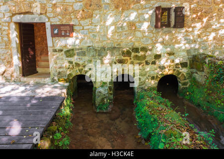 Historische Mühle am Roski Slap, Krka Nationalpark, Dalmatien, Kroatien Stockfoto