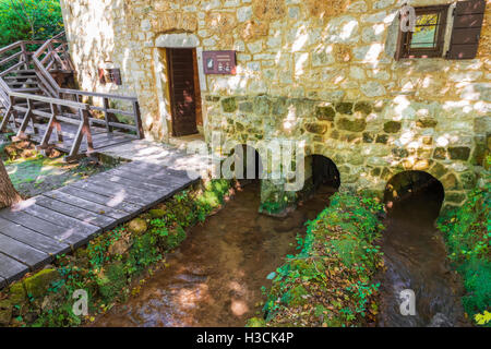 Historische Mühle am Roski Slap, Krka Nationalpark, Dalmatien, Kroatien Stockfoto