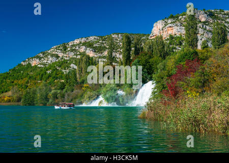 Ausflugsschiff und Kaskaden auf dem Fluss Krka, Roski Slap, Krka Nationalpark, Dalmatien, Kroatien Stockfoto