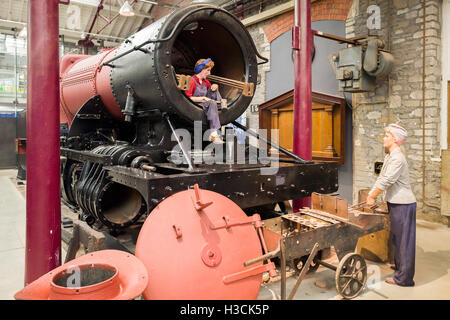 WWII Frauen arbeitet in der GWR Eisenbahn Kessel-Shop, wo Dampflokomotiven wurden entworfen und gebaut in Swindon UK Stockfoto