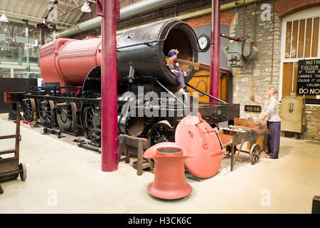 WWII Frauen arbeitet in der GWR-Eisenbahn-Shop wo Dampflokomotiven wurden entworfen und gebaut in Swindon UK Stockfoto