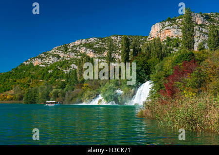 Ausflugsschiff und Kaskaden auf dem Fluss Krka, Roski Slap, Krka Nationalpark, Dalmatien, Kroatien Stockfoto