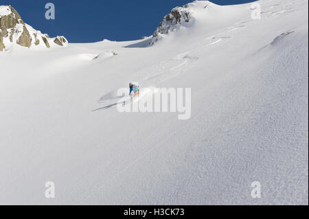 Freeride-Skifahrer an einem frischen Pulverschnee-Hang Stockfoto