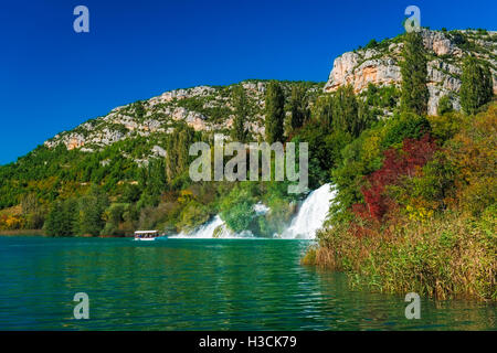 Ausflugsschiff und Kaskaden auf dem Fluss Krka, Roski Slap, Krka Nationalpark, Dalmatien, Kroatien Stockfoto