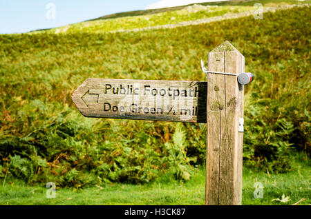 Wegweiser aus Holz im englischen Lake District unter Angabe der Wanderweg Route auf Doe grün Stockfoto