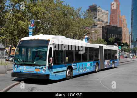 Ein kurvenreiche MTA New York City-Bus geparkt im Battery Park in Manhattan, New York, Vereinigte Staaten von Amerika. Stockfoto