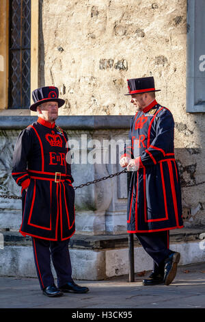 Zwei Beefeaters (Yeomen Of The Guard) im Chat auf den Tower Of London, London, England Stockfoto