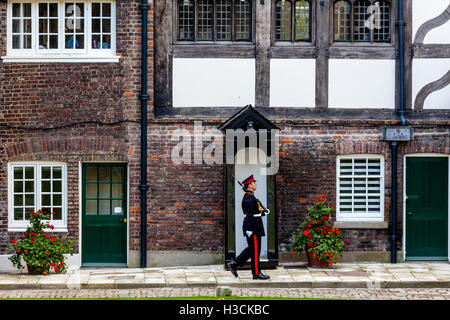 Die Königin Wache am Tower Of London, London, England Stockfoto