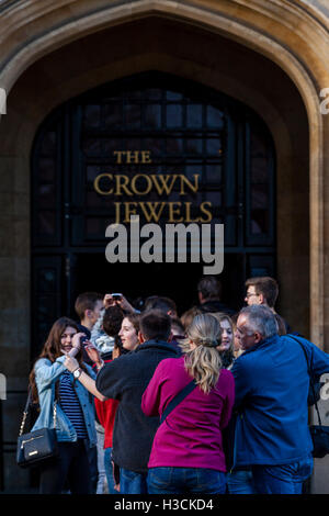 Menschen-Warteschlange zu sehen, die Kronjuwelen In das Juwel-Haus am Tower Of London, London, England Stockfoto