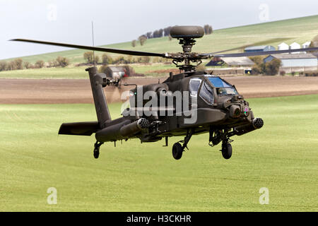 Ein Hubschrauber der britischen Armee, AgustaWestland Apache AH1, fliegt über das Trainingsgebiet der Salisbury Plain in Wiltshire, Großbritannien. Stockfoto