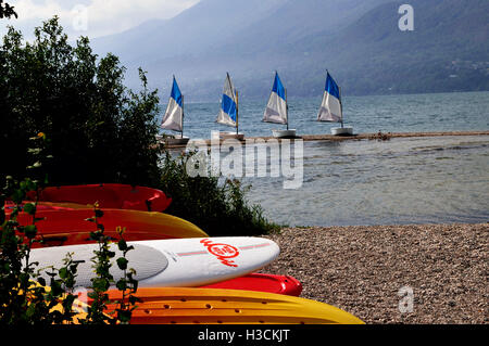 Kleine Segelboote auf See Bourget, Kanus im Vordergrund Stockfoto