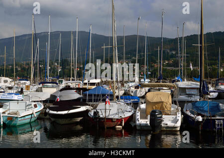 Yachten im Hafen am See Bourget, Aix-Les-Baines, Ostfrankreich Stockfoto