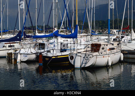 Yachten im Hafen am See Bourget, Aix-Les-Baines, Ostfrankreich Stockfoto