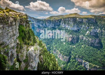 Pyrenäen-Landschaft - Anisclo Canyon im Sommer. Huesca, Spanien Stockfoto