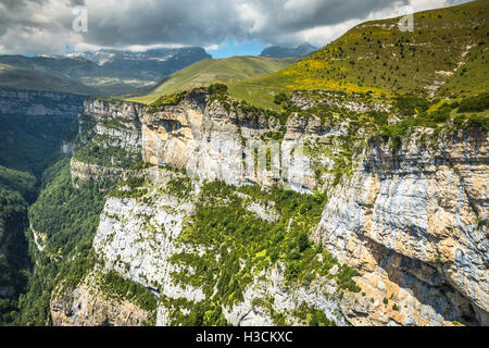 Pyrenäen-Landschaft - Anisclo Canyon im Sommer. Huesca, Spanien Stockfoto