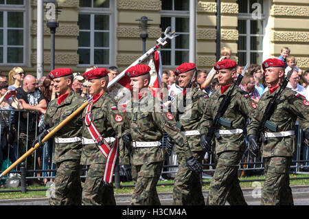 Polnische Soldaten auf der Parade - Warschau, Polen. Stockfoto