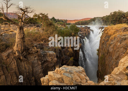 Ein Baobab klammert sich an den Rand der Schlucht Epupa Wasserfälle am Kunenefluss im Norden Namibias Kaokoveld. Stockfoto